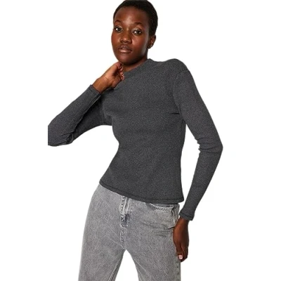 Afbeelding van Trendyol Zwart Getailleerde Hoge Kraag, Lange Mouwen, Geribde, Elastische Gebreide Blouse Twoaw21Bz0423