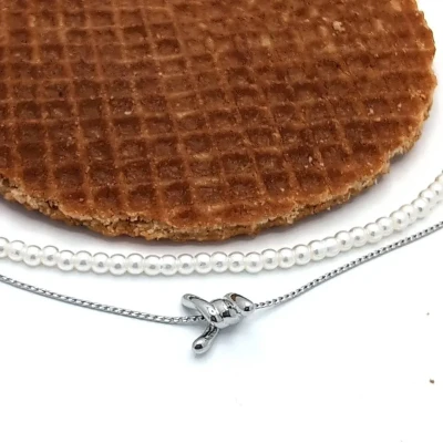 Afbeelding van Dubbele zilveren ketting met parelmoer kraaltjes en een prikkeldraad detail