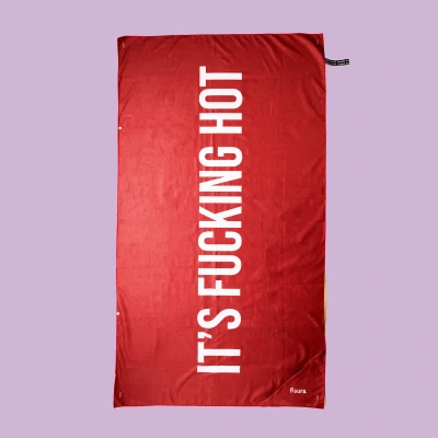 Afbeelding van Fisura Grote rode strandhanddoek It’s f*cking hot. Lichte microvezel handdoek, sneldrogend en zandafstotend. Uitstekend voor zwembad, strand, camping of picknick. Origineel cadeau. 180 x 100 cm.