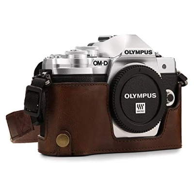 Afbeelding van MegaGear MG1351 Ever Ready lederen camera halve tas met draagriem en batterijtoegang voor Olympus OM D E M10 Mark III donkerbruin
