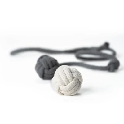 Afbeelding van LucyBalu® KNOT BALLS gooispeelgoed voor katten kattenballen als natuurlijk interactief kattenspeelgoed kattenbal om te gooien katoenen speelballen set van 2 wit/antraciet