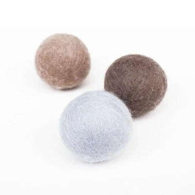 Afbeelding van LucyBalu® Vilten ballen met belletjes voor katten, kattenspeelgoed, kattenballen van vilt, kattenspeelgoed wol, natuurlijk speelgoed speelballen katten bel, 3 stuks
