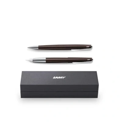 Afbeelding van LAMY Studio darkbrown set vulpen pen dikte M incl. inktpatroon T 10 blauw en balpen vulling rollervulling 63 zwart in een geschenkverpakking