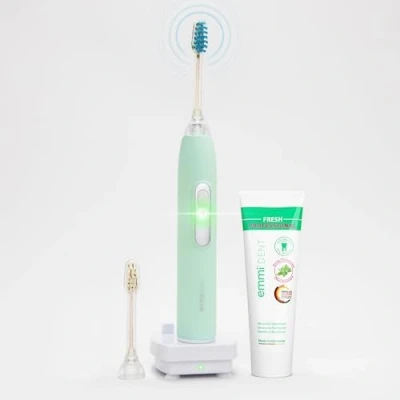 Afbeelding van emmi dent Metallic elektrische ultrasone tandenborstel (starterset pastelgroen), ideaal voor gevoelige tanden en tandvlees, optimaal tandenpoetsen zonder schrobben, accuduur tot 12 dagen