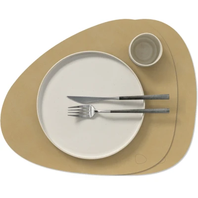 Afbeelding van LIND DNA Placemat/Onderleggers Nupo Leer Khaki Curved 44 x 37 cm 2 Stuks
