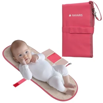 Afbeelding van Navaris baby Verschoningsmatje voor onderweg Opvouwbaar 70 x 34 0,5 cm Waterafstotend met luieretui Koraal kleur