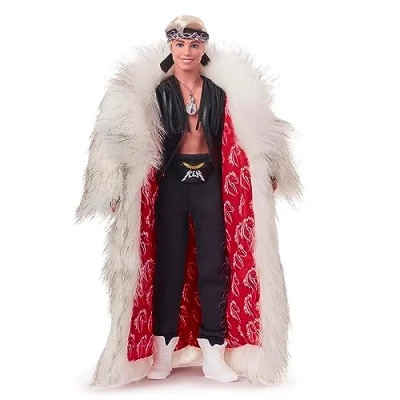 Afbeelding van Barbie The Movie Verzamelpop Ken in jas van namaakbont en vest met franje bandana, HRF31