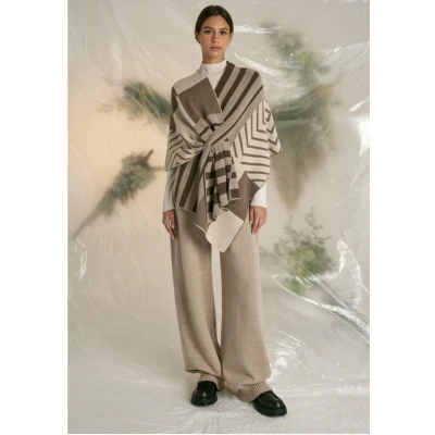 Afbeelding van omslagdoek poncho cape sjaal, jaquard patroon bruin, beige, taype