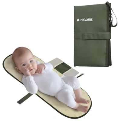 Afbeelding van Navaris baby Verschoningsmatje voor onderweg Opvouwbaar 70 x 34 0,5 cm Waterafstotend met luieretui Olijf groen