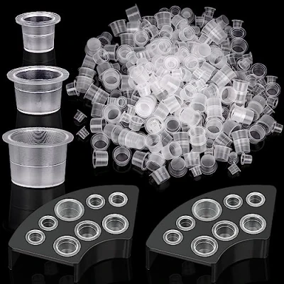 Afbeelding van YESLUSY 300 stuks tattoo verfdoppen, inktbekers met 2 bekerhouders, kunststof ink doppen voor accessoires, pigment (100 grote 100 middelgrote kleine, wit)