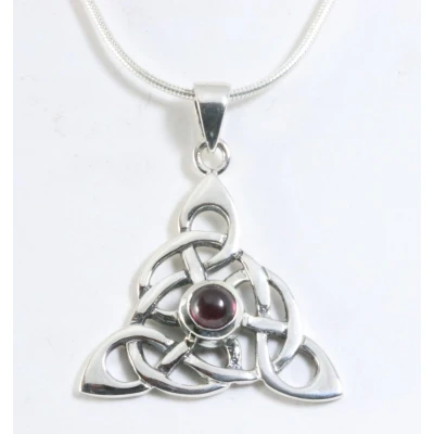 Afbeelding van Zilveren triquetra hanger met granaat aan ketting