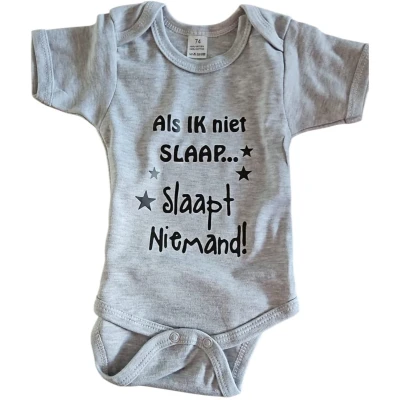 Afbeelding van Baby romper met tekst &quot;Als IK niet slaap… Slaapt niemand!&quot; wit zwarte bedrukking maat 56