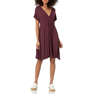 Afbeelding van Amazon Essentials Women&#039;s Jurk in surplice model (verkrijgbaar grote maten), Bordeauxrood, M