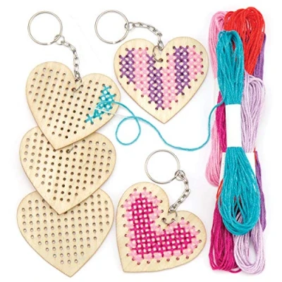 Afbeelding van Baker Ross Houten hart kruis steek sleutelhanger kits voor beginners (Pack van 5) borduurwerk set met draad kinderen