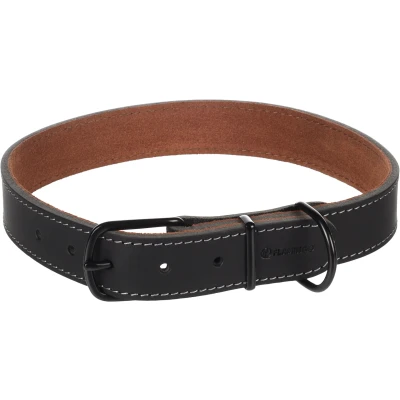 Afbeelding van Flamingo Montana halsband zwart leer XXL 53 63 cm x 28 mm met klinknagels en gesp heeft een zwarte glanzende afwerking