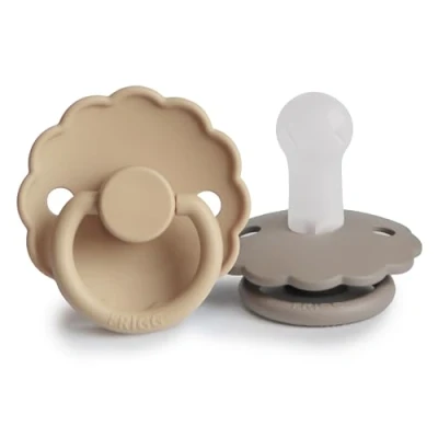 Afbeelding van FRIGG Fopspeen Daisy Silicone, Croissant/Portobello 6 18 maanden, 2 stuks.
