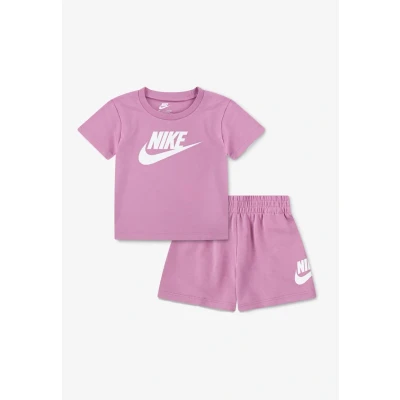 Afbeelding van Nike Meisjes Set van T shirt met korte joggingbroek 2 delig in de kleur Roze, maat: 80