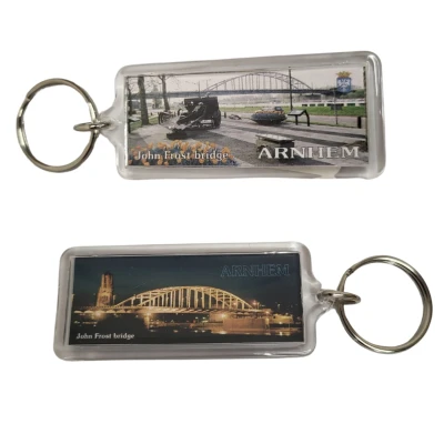 Afbeelding van Arnhem Sleutelhanger Combinatie John Frost Bridge Bij Nacht En Dag
