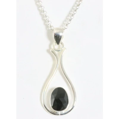 Afbeelding van Opengewerkte zilveren hanger met gefacetteerde onyx aan ketting