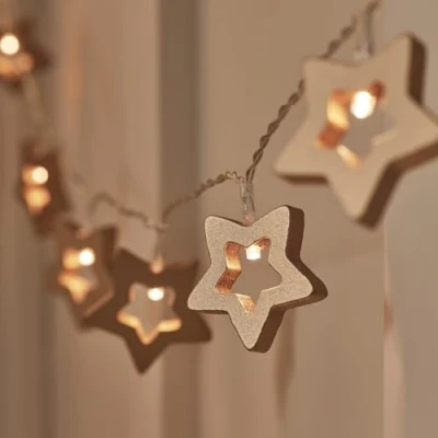 Afbeelding van Lights4fun 20 Dimbare Warm Wit LED Nachtlampje Houten Ster String Fairy Lights Batterij Werkt met Timer en Afstandsbediening Indoor Gebruik
