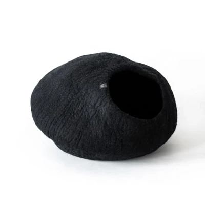 Afbeelding van LucyBalu® Premium Kattenhol van vilt Natuurlijk kattenbed 100% pluizige wol vilt, handgemaakt in Nepal Knuffelhol voor katten 45x45x28 cm Zwart