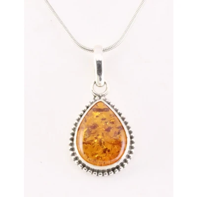 Afbeelding van Bewerkte druppelvormige zilveren hanger met amber aan ketting
