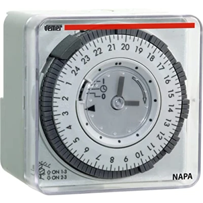 Afbeelding van VEMER VP884100 NAPA D Elektromechanische timer met steektabs dagprogrammering, schakelbord, wand of DIN railmontage, wit/grijs