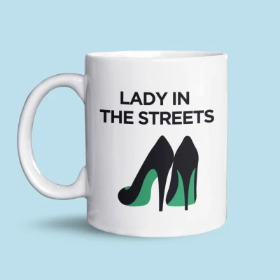 Afbeelding van NietMokken.nl &quot;Lady in the Streets, Freak Sheets&quot; Grappige Mok Werk Quote voor Excel liefhebbers en Data Analisten Kantoorhumor Cadeau Vrouwelijke Collega’s, IT’ers specialisten Leuk of Thuis 325 ml