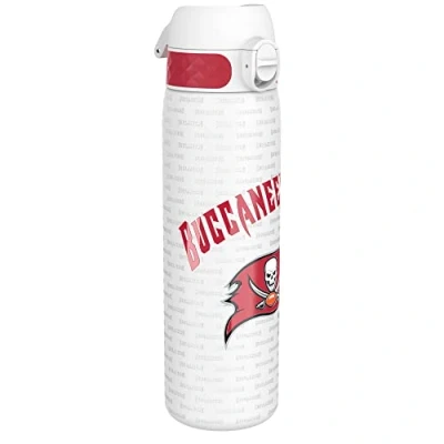 Afbeelding van ION8 Stalen Waterfles, 600 ml/20 oz, Lekvrij, Makkelijk te Openen, Veilige Vergrendeling, Vaatwasserbestendig, Hygiënische Flipcover, Draaggreep, Duurzaam, Reliëfprint, Ontwerp NFL Buccaneers