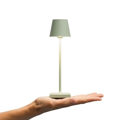 Afbeelding van SIGOR Nuindie pocket dimbare kleine led tafellamp op batterijen voor binnen en buiten, IP54 spatwaterdicht, hoogte 21 cm, oplaadbaar met USB C, 7 uur lichtduur, saliegroen