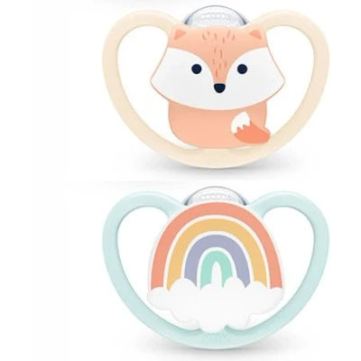 Afbeelding van NUK Space fopspeen 0 6 maanden met extra ventilatie voor de gevoelige huid BPA vrij silicone vos en regenboog 2 stuks