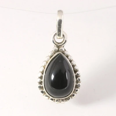 Afbeelding van Fijne bewerkte druppelvormige zilveren hanger met onyx
