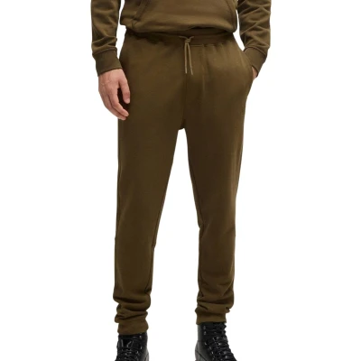 Afbeelding van HUGO BOSS heren Tapered fit joggingbroek met logo en steekzakken in de kleur Khaki, maat: M