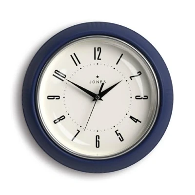 Afbeelding van Jones Clocks® Ronde Retro wandklok The Ketchup Round Clock Makkelijk leesbare cijfers, zwarte perfect als keukenklok, kantoorklok, woonkamerklok klok 25cm Indigo blauw