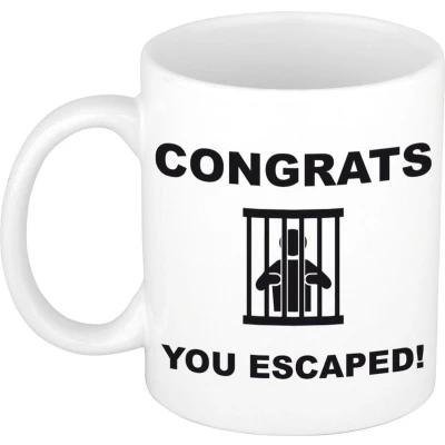 Afbeelding van Congrats you escaped cadeau mok / beker wit en zwart VUT/ pensioen afscheidscadeau personeel collega feest mokke