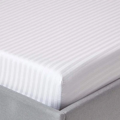 Afbeelding van HOMESCAPES Wit diep hoeslaken (12 inch) Super King 330 TC 500 Thread Count Equivalent Satijnen Streep Puur Egyptisch katoenen laken met volledig elastische rok