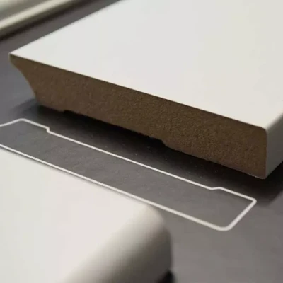 Afbeelding van PVC MDF Moderne plint in Wit Overschilderbaar Gelakt 90x12mm watervast per m1 Vloer Lab21