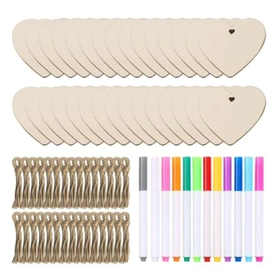 Afbeelding van 30 stuks houten harten met draden, 10 viltstiften, hartstukken van hout gaten, stukken waarop je kunt schrijven