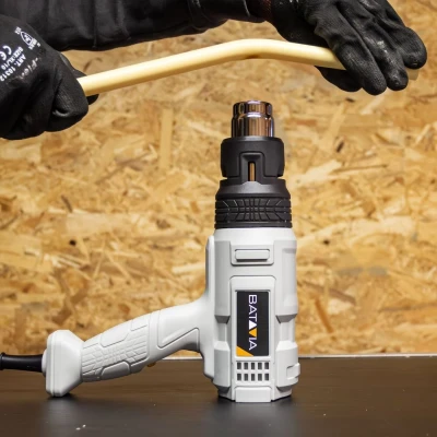 Afbeelding van Schilder &amp; Renovatieset Verfroller met een geïntegreerd reservoir van 520 ml en krachtig 1800 W heteluchtpistool. De is perfect voor het schilderen plafonds, (hoge) muren schuine daken Maxxpack