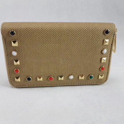 Afbeelding van Een echte musthave deze mooie portemonnee met studs Afsluitbaar rits Mosterdbruin Voor uzelf of Bestel Kado