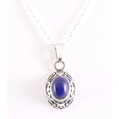 Afbeelding van Fijne bewerkte zilveren hanger met lapis lazuli aan ketting