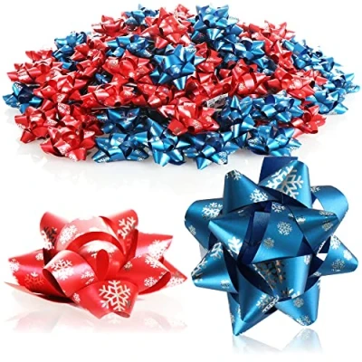 Afbeelding van COM FOUR® 100x geschenkstrikken in geweldige kleuren zelfklevende decoratieve strikken met patronen voor Kerstmis en verjaardagen (100 stuks vlok rood + blauw)