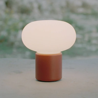 Afbeelding van New Works oplaadbare lamp Karl Johan, aarde rood, IP65