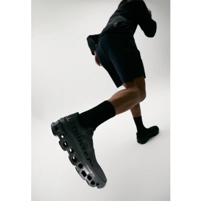Afbeelding van On Cloudmonster Hardloopschoenen voor op de weg, Heren, Maat: 40, All black Dubbellaags mesh