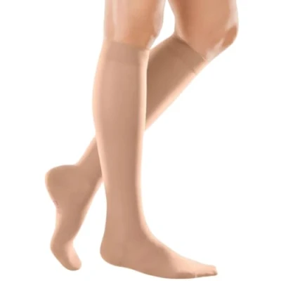 Afbeelding van medi mediven elegance 0240114 knielange dames compressiekousen met gesloten kant CCL2 zonder kleefband caramel Gr. IV normaal