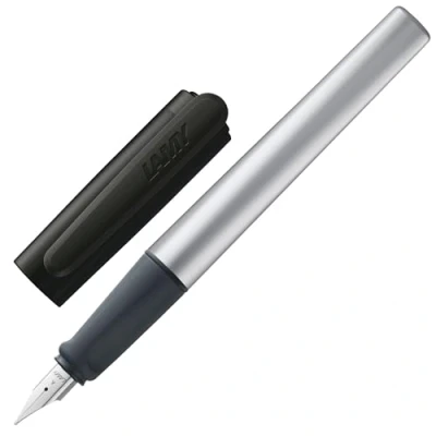Afbeelding van LAMY nexx black Vulpen met anti slip grip &amp; gepolijste linkshandige stalen penpunt (LH) in maat M driehoekig aluminium houder inclusief T 10 blauw patroon