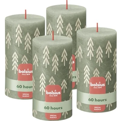 Afbeelding van Bolsius Rustieke stompkaarsen silhouet groen met opdruk 4 stuks 13 x 7 cm lange brandduur huishoudelijke kaars bevat natuurlijke plantenwas zonder palmolie