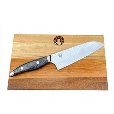 Afbeelding van KAI Shun Nagare cadeauset, NDC 0702 ultrascherp Santoku, lemmet 18 cm + snijplank van oud hout (eiken) 30 x