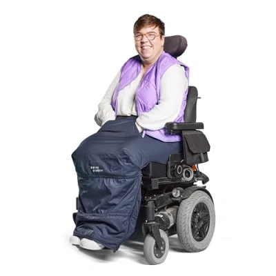 Afbeelding van MyBlanket Winter L/XL, compact en warm met fleece, wind waterdicht rolstoeldeken, snel geplaatst zonder op te staan uit de rolstoel, voor manuele én elektrische rolstoel; 38 x 24 8 cm ; 0,6 kg, wasbaar 30C Night Blue Paarse rits