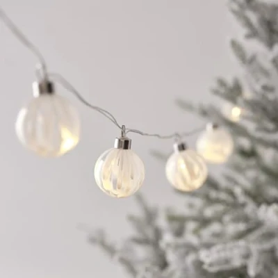 Afbeelding van Lights4fun Lichtsnoer met 10 ledbollen timer, werkt op batterijen, kerstverlichting voor binnen, kerstdecoratie, wit, glas